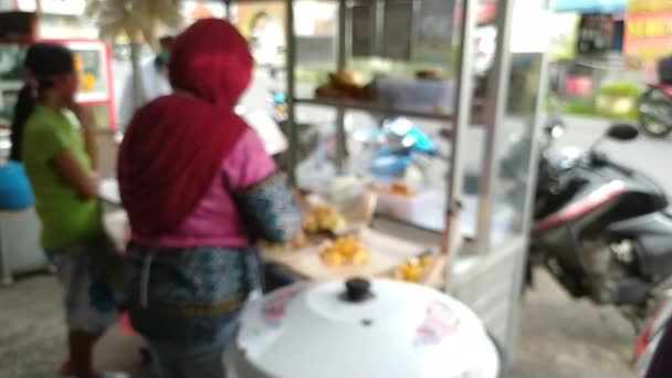 Indonéská Starší Žena Hidžábem Maskou Prodávající Tradiční Kořeněný Salát Arašídovou — Stock video