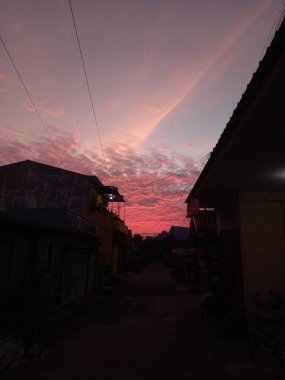 Akşam gökyüzü kırmızı