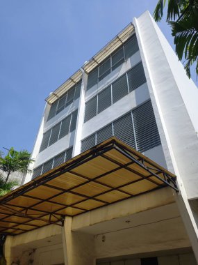 Mavi gökyüzü olan modern bina