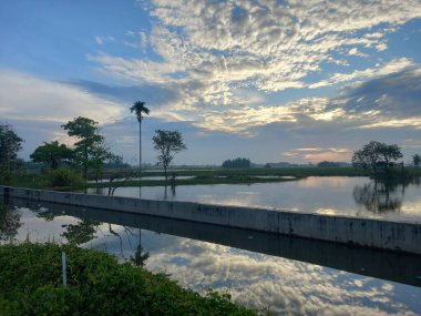 Nehrin üzerinde güzel bir gün batımı