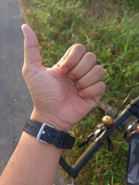 Чоловік Рука Тримає Велосипед Дорозі — стокове фото