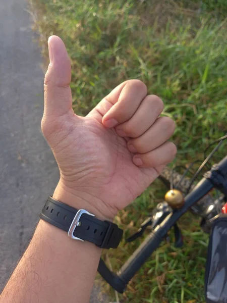 Mão Segurando Uma Bicicleta Com Mãos — Fotografia de Stock