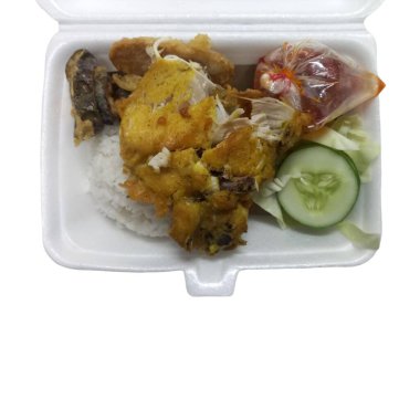 Ayam penyet adı verilen kızarmış tavuklu pilavı izole edilmiş Wihite arka plandaki köpük kabın üzerinde kapatıyoruz.