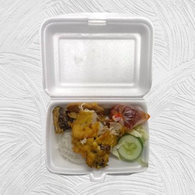 Kızarmış tavukla pilav. Adı da köpük kapta ayam penyet.