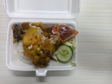 Öğle yemeğini kızartılmış tavukla kapat. Adı da köpüklü ayam penyet.