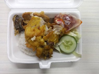 Öğle yemeğini kızartılmış tavukla kapat. Adı da köpüklü ayam penyet.