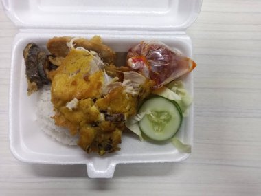 Öğle yemeğini kızartılmış tavukla kapat. Adı da köpüklü ayam penyet.