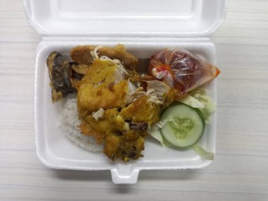 Öğle yemeğini kızartılmış tavukla kapat. Adı da köpüklü ayam penyet.