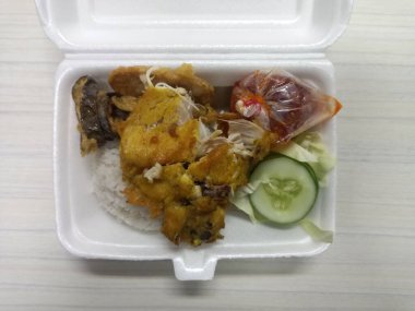 Öğle yemeğini kızartılmış tavukla kapat. Adı da köpüklü ayam penyet.