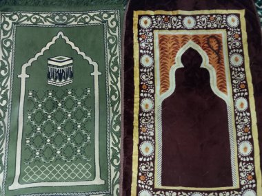 Dua odasındaki dua halısının fotoğrafı.