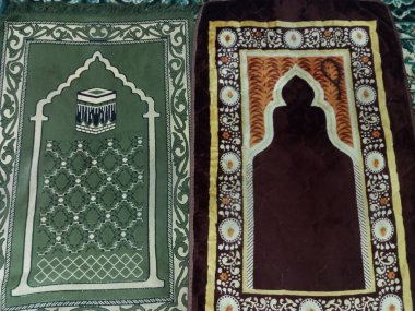 Dua odasındaki dua halısının fotoğrafı.