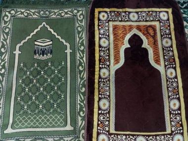 Dua odasındaki dua halısının fotoğrafı.