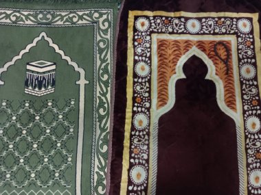 Dua odasındaki dua halısının fotoğrafı.