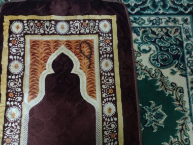 Dua odasındaki dua halısının fotoğrafı.