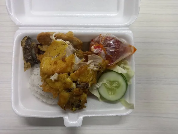Närbild Lunch Ris Med Stekt Kyckling Kallas Ayam Penyet Styrofoam — Stockfoto