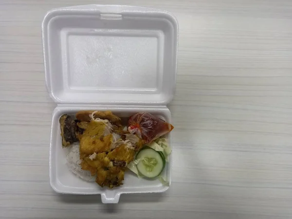 Almoço Arroz Com Frango Frito Chamado Ayam Penyet Recipiente Isopor — Fotografia de Stock