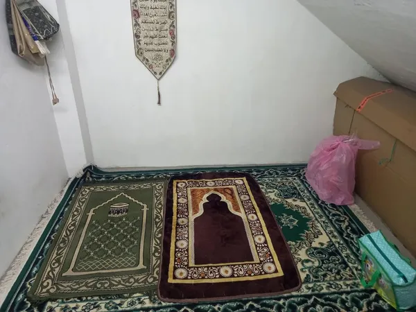 祈祷室での祈祷用絨毯の写真 — ストック写真