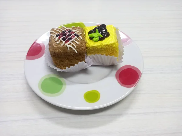 Mini Quadratische Torte Platziert Auf Einem Kleinen Keramikteller — Stockfoto