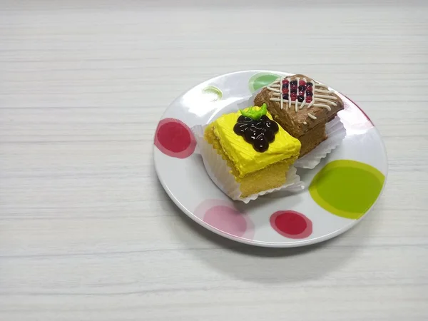 Mini Kwadratowe Ciasto Umieszczone Małej Ceramicznej Płytce — Zdjęcie stockowe