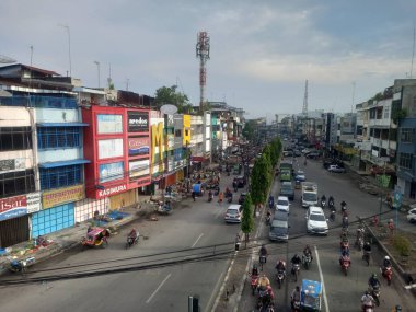 Medan, Endonezya - 24 Mart 2022: Albay Yos Sudarso Caddesi 'ndeki (Brayan) sabah trafiği Maya üzerindeki sineğin tepesinden alındı