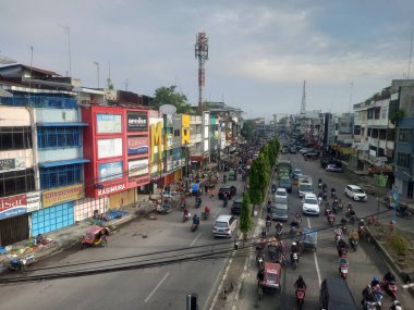 Medan, Endonezya - 24 Mart 2022: Albay Yos Sudarso Caddesi 'ndeki (Brayan) sabah trafiği Maya üzerindeki sineğin tepesinden alındı