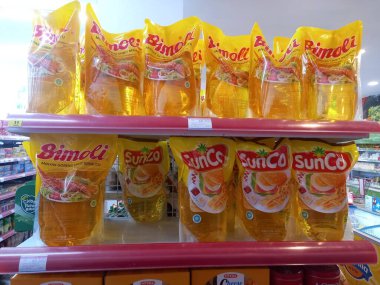 Bir markette bir sürü farklı çay çeşidi vardır.