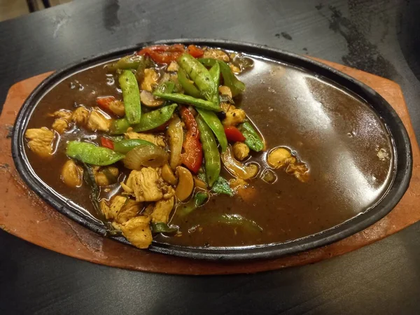 Köri soslu tavuk çorbası.