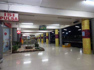 Modern bir havaalanının içinde.