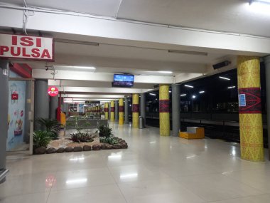 Modern bir havaalanının içinde.