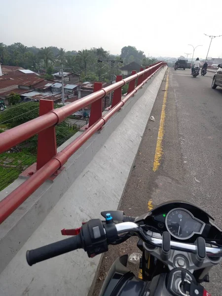 Bisikleti yola park ettim.