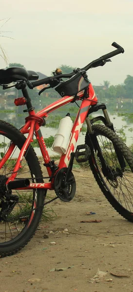 Bicicleta Mtb Borda Lago Artificial Medan Indonésia Junho 2022 — Fotografia de Stock