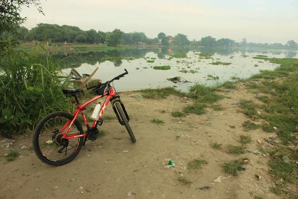 Yapay Bir Gölün Kenarında Mtb Bisikleti Medan Endonezya Haziran 2022 — Stok fotoğraf