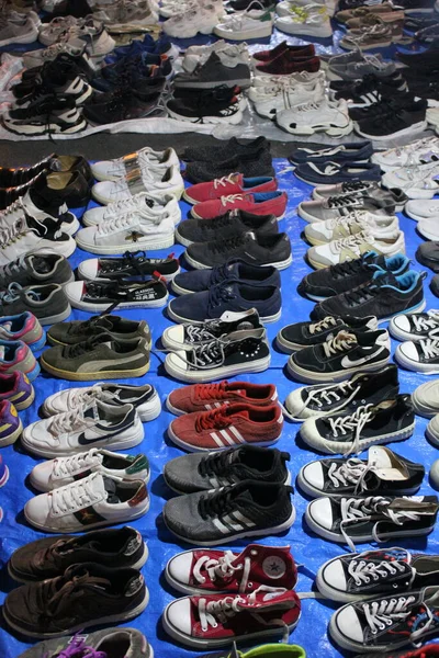 Medan Indonesia May 2022 Акції Використовуваних Кросівок Взуття Блошиному Ринку — стокове фото