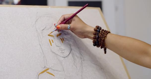 Close-up vrouwelijke handen schilderen portret schets op papier ezel slow motion sliding shot. Gezichtloze vrouw kunstenaar begint te werken aan creatieve kunstwerken besteden gelukkige vrije tijd. Inspiratiehobby — Stockvideo