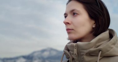 Gökyüzü fotokopi makinesine bakan genç bir kadının yan portresi. Arka planda tek başına seyahat eden güzel bir turist kız. Refah konsepti