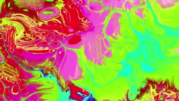 Farklı parlak neon renklerin soyut psikedelik animasyonu. Yüzeyin hareket ve bulanıklığı dalga şeklinde ve arka plan şeklinde kıvrımlar şeklinde. — Stok video