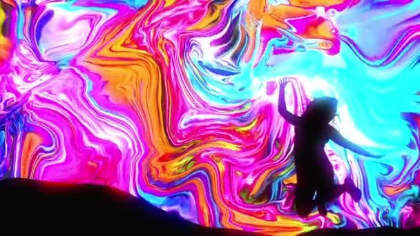 Schwarze Frauensilhouette auf farbig bewegten flüssigen psychedelischen Animationen auf buntem Hintergrund — Stockvideo