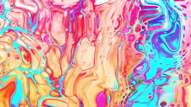 색색 배경에 추상적 인 스타일로 된 환각적 애니메이션. 투명 한 액체 표면 핑크 색 파란색 배경 — 비디오