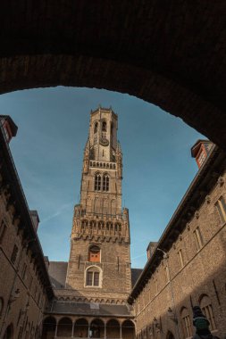 Belçika 'nın Batı Flanders bölgesindeki tarihi Bruges şehir merkezinin klasik manzarası. Bruges şehrinin manzarası.