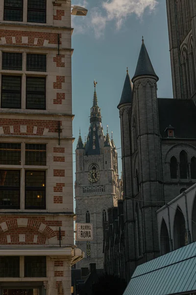 Gent 'teki tarihi şehir merkezi (Gent), Belçika. Gent 'in mimarisi ve simgesi. Gent şehrinin manzarası.