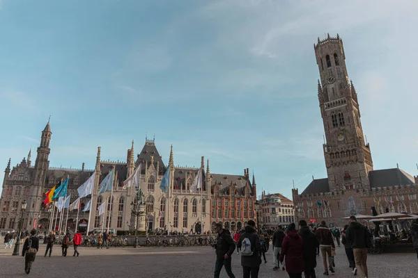 Belçika 'nın Batı Flanders bölgesindeki tarihi Bruges şehir merkezinin klasik manzarası. Bruges şehrinin manzarası.