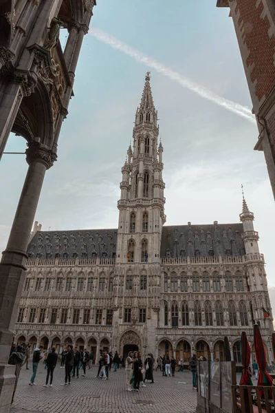 Brüksel, Belçika 'da belediye binası (Hotel de Ville) ve Maison du Roi (King' s House veya Breadhouse) ile Grand Place (Grote Markt). Brüksel 'de Büyük Yer önemli bir turizm beldesi.