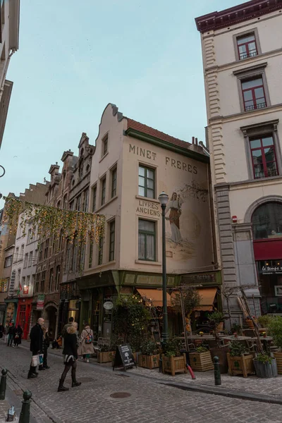 Brüksel, Belçika 'da belediye binası (Hotel de Ville) ve Maison du Roi (King' s House veya Breadhouse) ile Grand Place (Grote Markt). Brüksel 'de Büyük Yer önemli bir turizm beldesi.