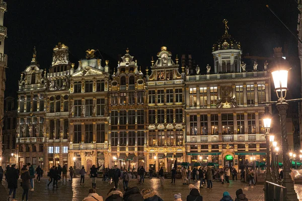 Brüksel, Belçika 'da belediye binası (Hotel de Ville) ve Maison du Roi (King' s House veya Breadhouse) ile Grand Place (Grote Markt). Brüksel 'de Büyük Yer önemli bir turizm beldesi.