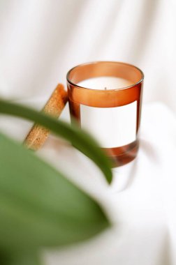 Beyaz ipek arka planda rahatlamak için kokulu mum. El yapımı mum ana sınıfı için hazırlan. Aroma kokulu, yeşil bitkili ev dekorasyonu. Lüks kokulu mum yakmak. - Evet. Yüksek kalite