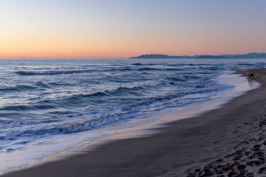 Viareggio Denizi, gün batımında, kış, Toskana, İtalya