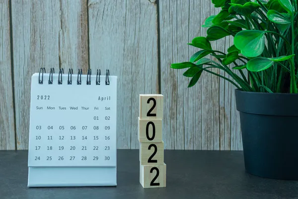 Calendarul alb aprilie 2022 cu bloc de lemn. Conceptul de Anul Nou — Fotografie, imagine de stoc
