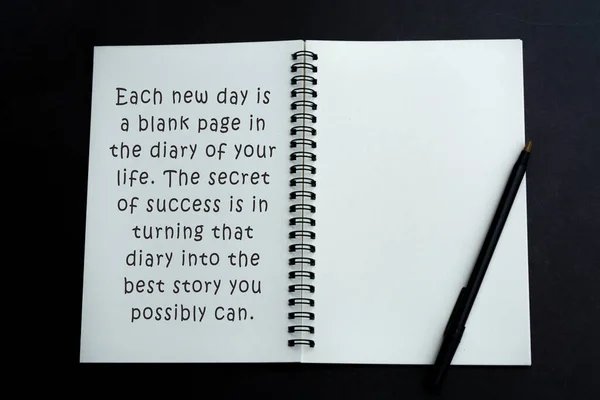 Cita Motivacional Inspiradora Cuaderno Blanco Sobre Fondo Oscuro —  Fotos de Stock