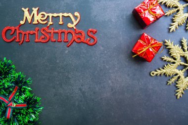 Noel arkaplanı köknar ağacı ve dekor. Kopyalama alanı olan üst görünüm