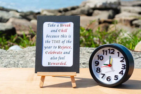 Motivational Inspirational Quote Standing Notepad Black Alarm Clock Blurred Beach — Zdjęcie stockowe